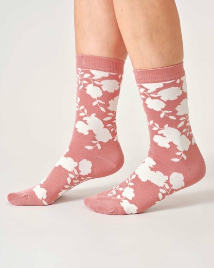 roze sokken met witte bloemen