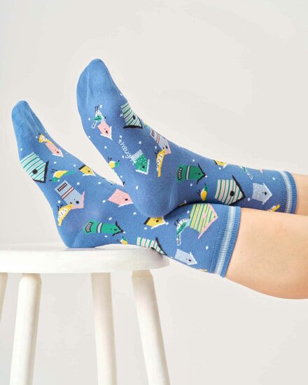blauwe sokken met vogelhuisjes