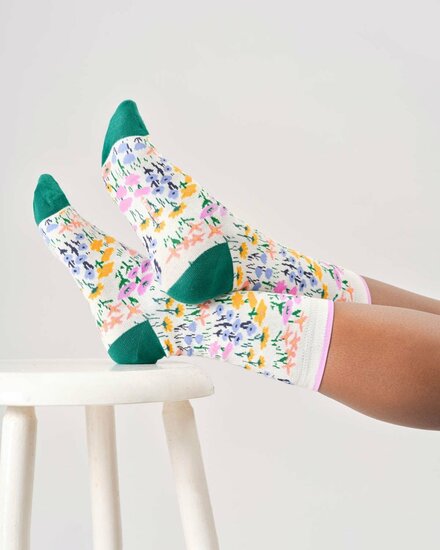 witte sokken met bloemen