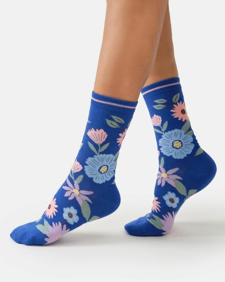 blauwe sokken met bloemenprint