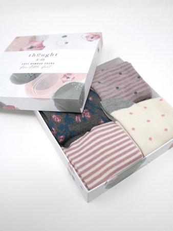 Rose cadeaudoos met vier paar baby sokjes