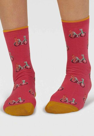 Thought - dames sokken katoen katten en fietsen - radish pink