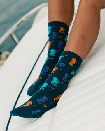Swole Panda bamboesokken met zeepaardjes – blauw
