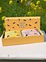 Bee-utiful sokken giftbox met twee paar damessokken met bijenprint